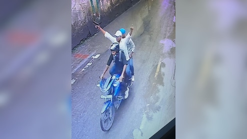 बाइक में फुल मस्ती, लहराए दोनों हाथ... देखिए चंदन मिश्रा को गोली मारने वाले तौसीफ बादशाह और उसके गुर्गों के ये तस्वीर
