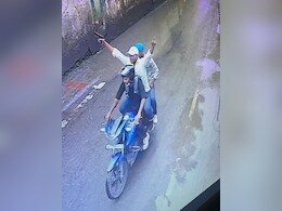 बाइक में फुल मस्ती, लहराए दोनों हाथ... देखिए चंदन मिश्रा को गोली मारने वाले तौसीफ बादशाह और उसके गुर्गों के ये तस्वीर बाइक में फुल मस्ती, लहराए दोनों हाथ... देखिए चंदन मिश्रा को गोली मारने वाले तौसीफ बादशाह और उसके गुर्गों के ये तस्वीर