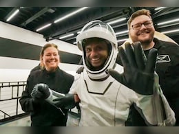 मुस्कुराए, हाथ हिलाया... अंतरिक्ष में 18 दिन रहकर धरती पर लौटे शुभांशु शुक्ला की पहली तस्वीर देखिए