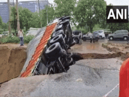Gurgaon Rain Videos: फटी धरती और समा गया बीयर से भरा ट्रक... गुरुग्राम में बारिश के बाद बुरा हाल, देखें टॉप Videos Gurgaon Rain Videos: फटी धरती और समा गया बीयर से भरा ट्रक... गुरुग्राम में बारिश के बाद बुरा हाल, देखें टॉप Videos