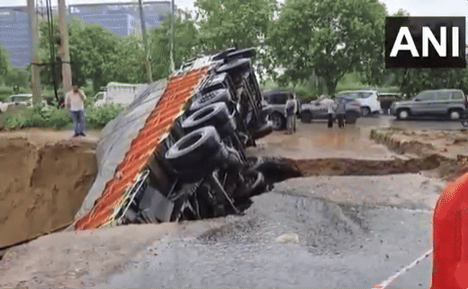 Gurgaon Rain Videos: फटी धरती और समा गया बीयर से भरा ट्रक... गुरुग्राम में बारिश के बाद बुरा हाल, देखें टॉप Videos