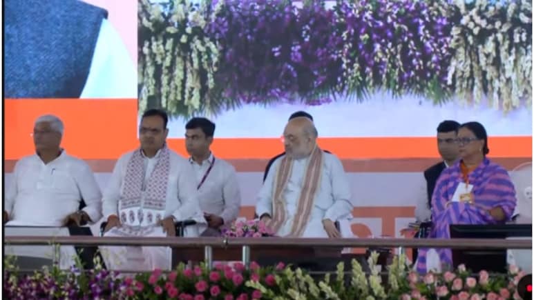 Rajasthan Politics: अमित शाह के बगल में लगी वसुंधरा राजे की कुर्सी, दादिया मंच पर दिखी सियासी संतुलन की झलक Rajasthan Politics: अमित शाह के बगल में लगी वसुंधरा राजे की कुर्सी, दादिया मंच पर दिखी सियासी संतुलन की झलक