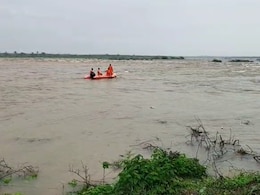 बचाने की कोशिश में खुद डूब गया युवक, बाढ़ में फंसे लोगों को निकालने के लिए नाले में लगाई थी छलांग  बचाने की कोशिश में खुद डूब गया युवक, बाढ़ में फंसे लोगों को निकालने के लिए नाले में लगाई थी छलांग