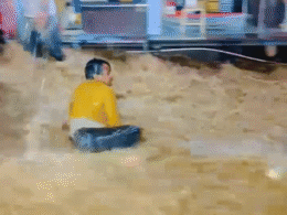 Rajasthan: अजमेर में 50 साल बाद बाढ़ जैसे हालात,  दरगाह के बाहर बह गया जायरीन, वीडियो आया सामने