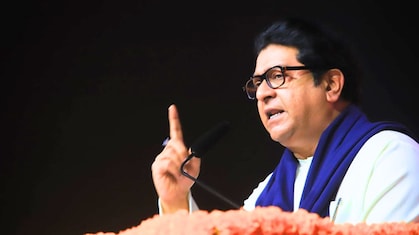 निवडणूक आयोगाला राज ठाकरेंचं 'ओपन चॅलेंज'! 'दुबार मतदारां'चा ढिगारा दाखवत केला मोठा गौप्यस्फोट