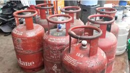 Baloda Bazar: घरेलू गैस सिलेंडरों का अवैध भंडारण, गैस गोदाम में छिपा रखे थे 14 सिलेंडर, खाद्य विभाग ने किया जब्त