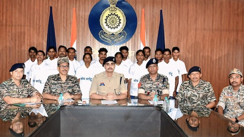 छत्तीसगढ़ के 5 जिलों में 66 नक्सलियों का सरेंडर, 2 करोड़ 27 लाख के हैं कुल इनामी