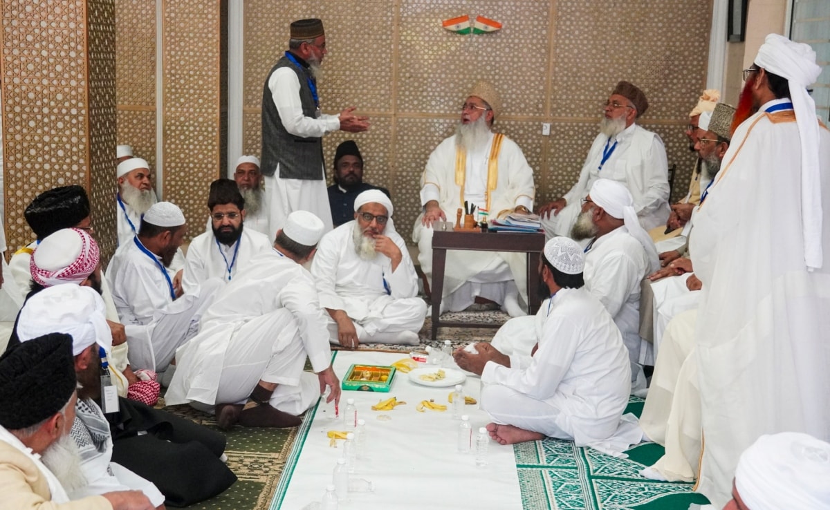 आरएसएस प्रमुख मोहन भागवत से मिलने से पहले बैठक करते ऑल इंडिया इमाम संगठन के सदस्य. आरएसएस प्रमुख मोहन भागवत से मिलने से पहले बैठक करते ऑल इंडिया इमाम संगठन के सदस्य.