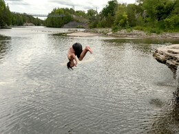 उफनती टमस नदी पति-पत्नी ने लगा दी छलांग, पुलिस-मछुआरों ने दिखाई बहादुरी, ऐसे बची दोनों की जान