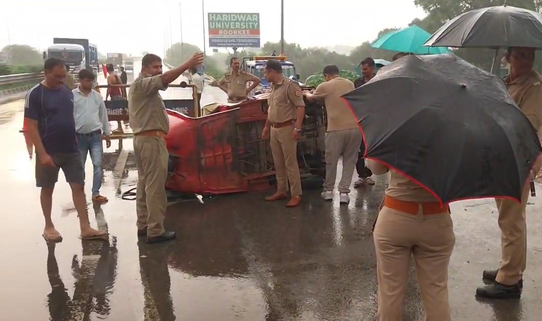 पीछे से मारी टक्‍कर, उड़ गए ऑटो के परखच्‍चे... आगरा में दर्दनाक हादसा, 3 की मौत