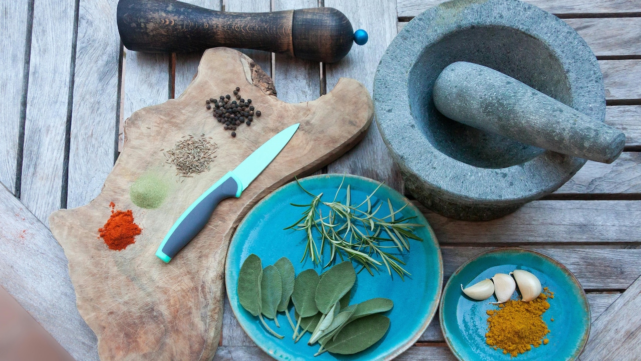 Stone rollers in wet grinders replicate the texture of sil batta grinding.