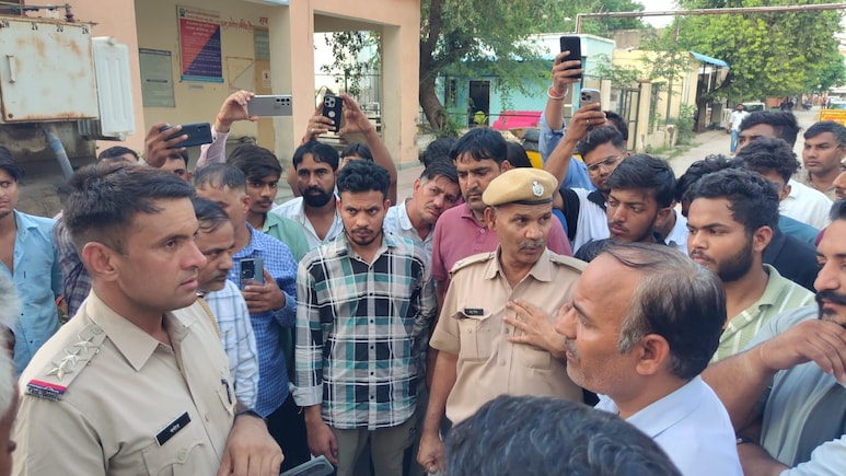 Rajasthan: सीकर में रहकर नीट की तैयारी कर रही छात्रा की मौत, कमरे में मरी हुई मिली; परिजनों ने हत्या बताया Rajasthan: सीकर में रहकर नीट की तैयारी कर रही छात्रा की मौत, कमरे में मरी हुई मिली; परिजनों ने हत्या बताया