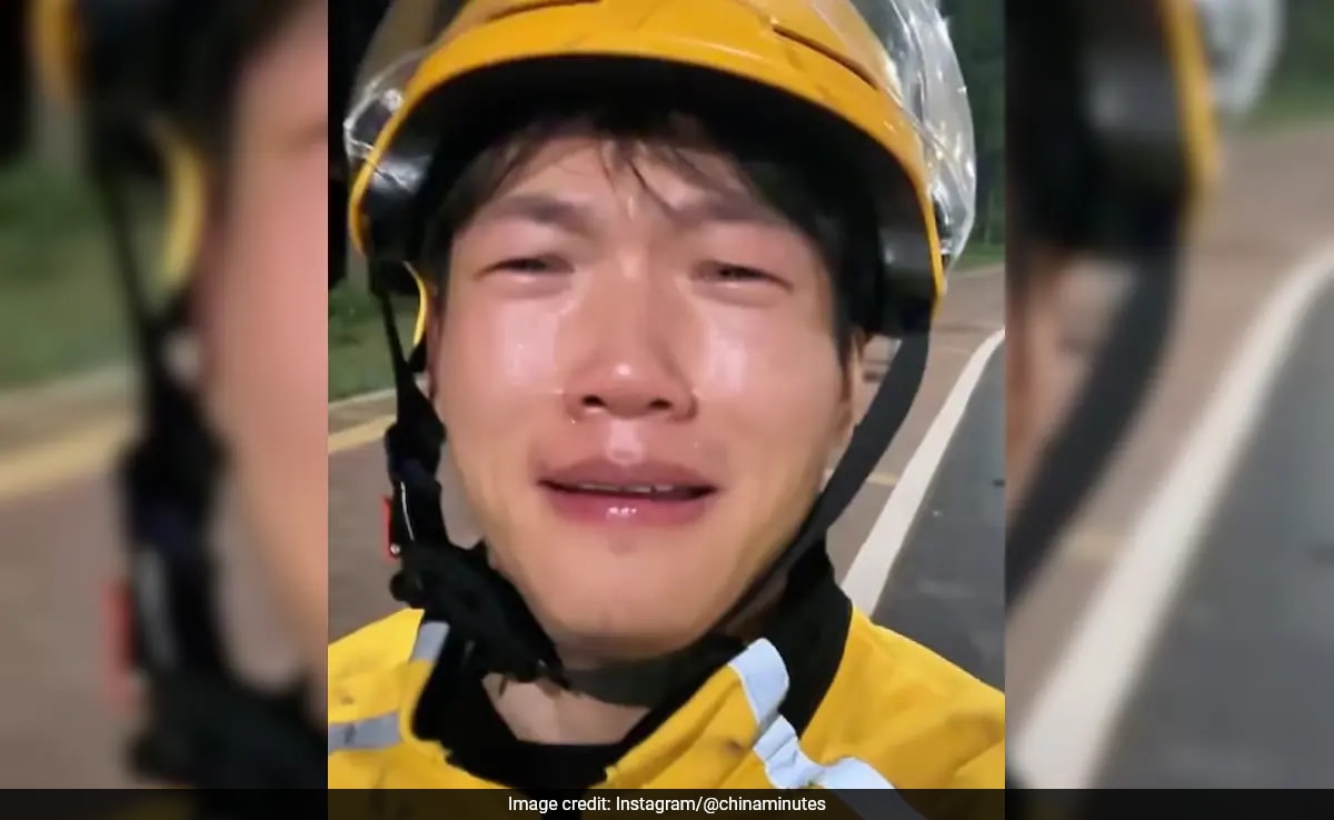 Китайски изпълнителен директор на доставката избухна в сълзи в средата