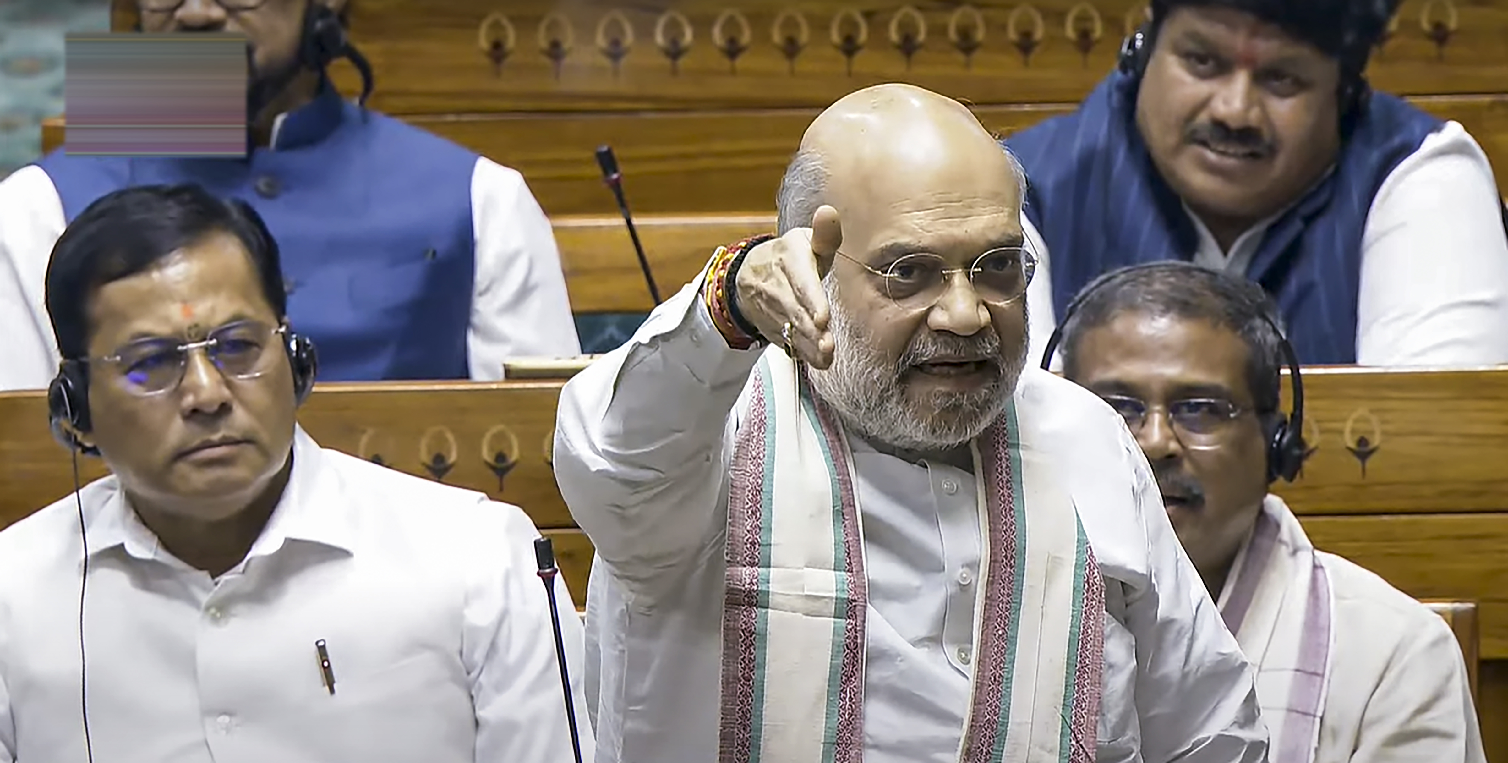 संसद में जयशंकर दे रहे थे बयान, विपक्ष के हंगामे से नाराज शाह बीच में खड़े होकर बोले- '20 साल वहीं बैठोगे'