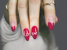 मिनटों में बढ़ाएं हाथों की रौनक: अब आर्टिफिशियल नेल्स से पाएं परफेक्ट लुक