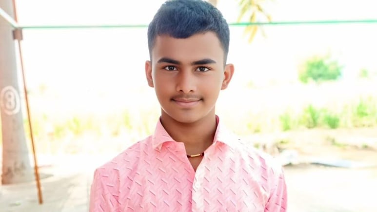 Solapur News : "आई स्वप्नात आली होती...", हृदयस्पर्शी चिठ्ठी लिहीत 16 वर्षांच्या मुलाने आयुष्य संपवलं Solapur News : "आई स्वप्नात आली होती...", हृदयस्पर्शी चिठ्ठी लिहीत 16 वर्षांच्या मुलाने आयुष्य संपवलं