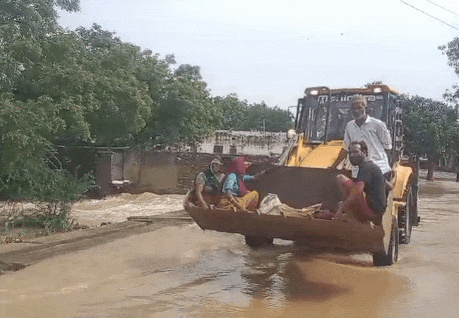 Video: बाढ़ की वजह से नहीं पहुंची एंबुलेंस, JCB से गर्भवती को ले जाना पड़ा अस्‍पताल