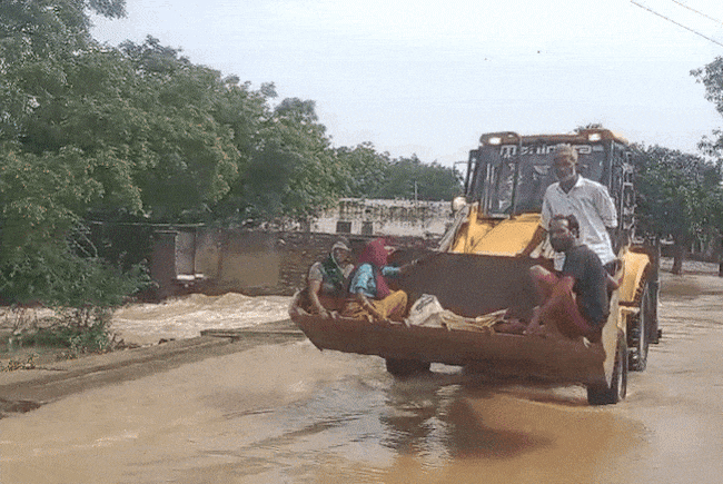 Video: बाढ़ की वजह से नहीं पहुंची एंबुलेंस, JCB से गर्भवती को ले जाना पड़ा अस्पताल Video: बाढ़ की वजह से नहीं पहुंची एंबुलेंस, JCB से गर्भवती को ले जाना पड़ा अस्पताल