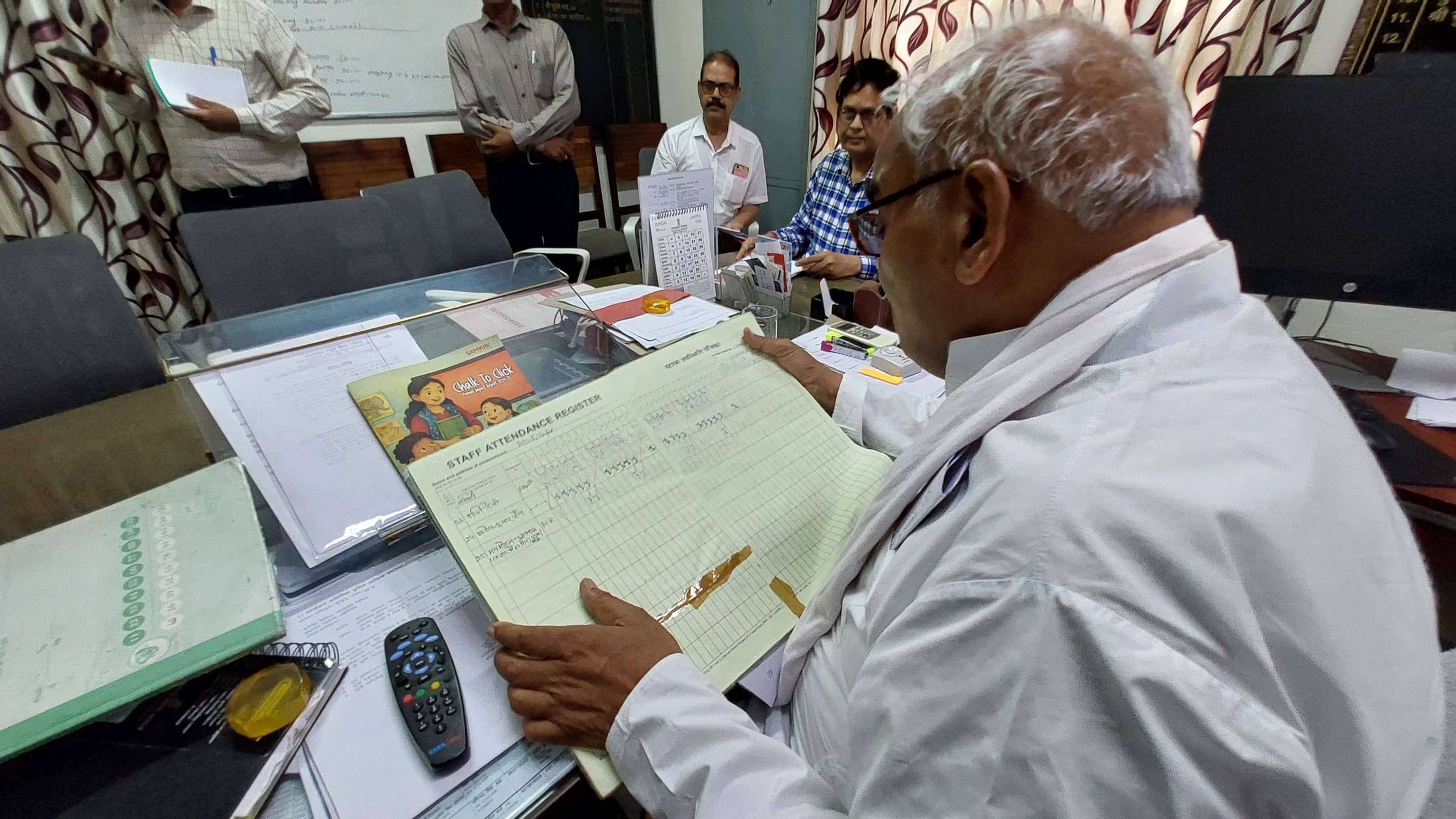 निरीक्षण करते हुए मदन दिलावर निरीक्षण करते हुए मदन दिलावर
