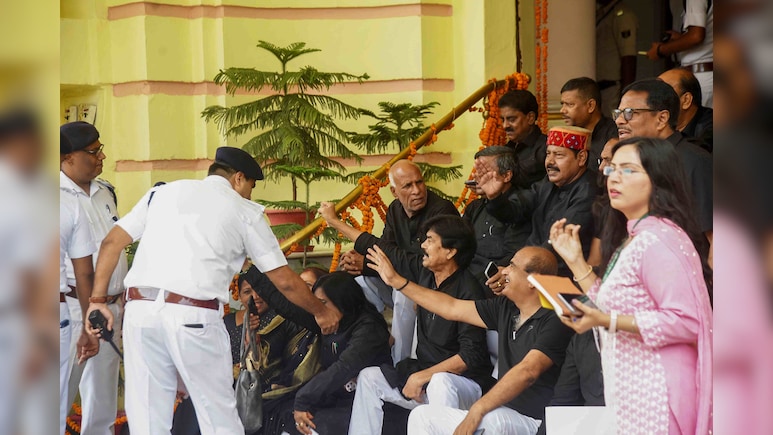 खूब उछली कुर्सियां, विधायकों और मार्शलों के बीच धक्का-मुक्की... बिहार विधानसभा में जमकर बवाल