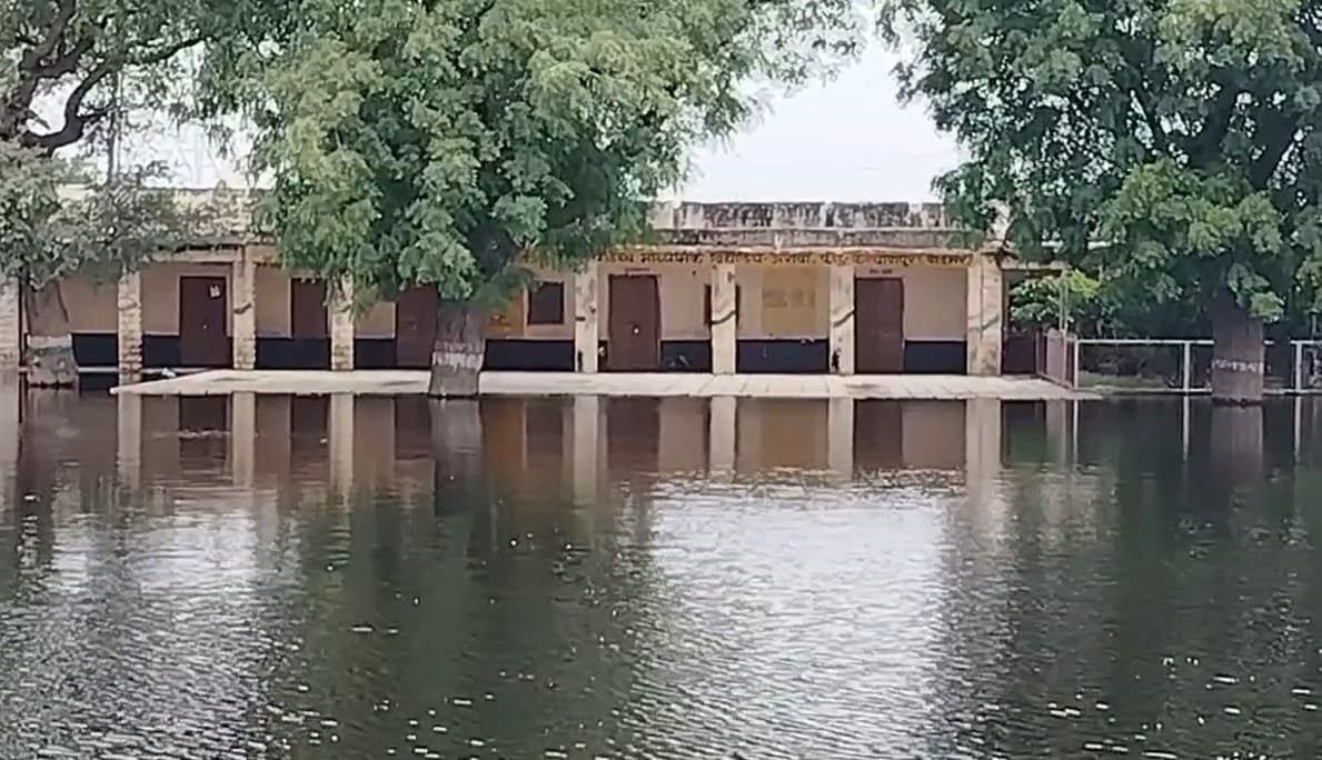 स्कूल और सरकारी भवनों के आगे जमा काला पानी स्कूल और सरकारी भवनों के आगे जमा काला पानी