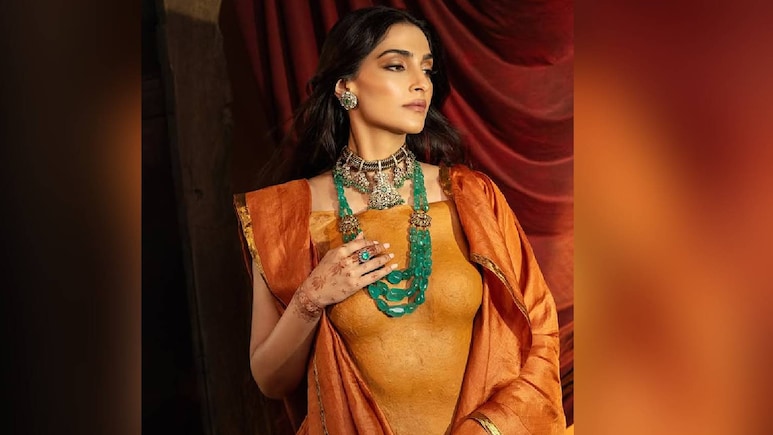 Hariyali Teej पर अपनाएं Sonam Kapoor का ग्लैमरस अंदाज़, Budget में इन Green Necklaces से पाएं रॉयल लुक!