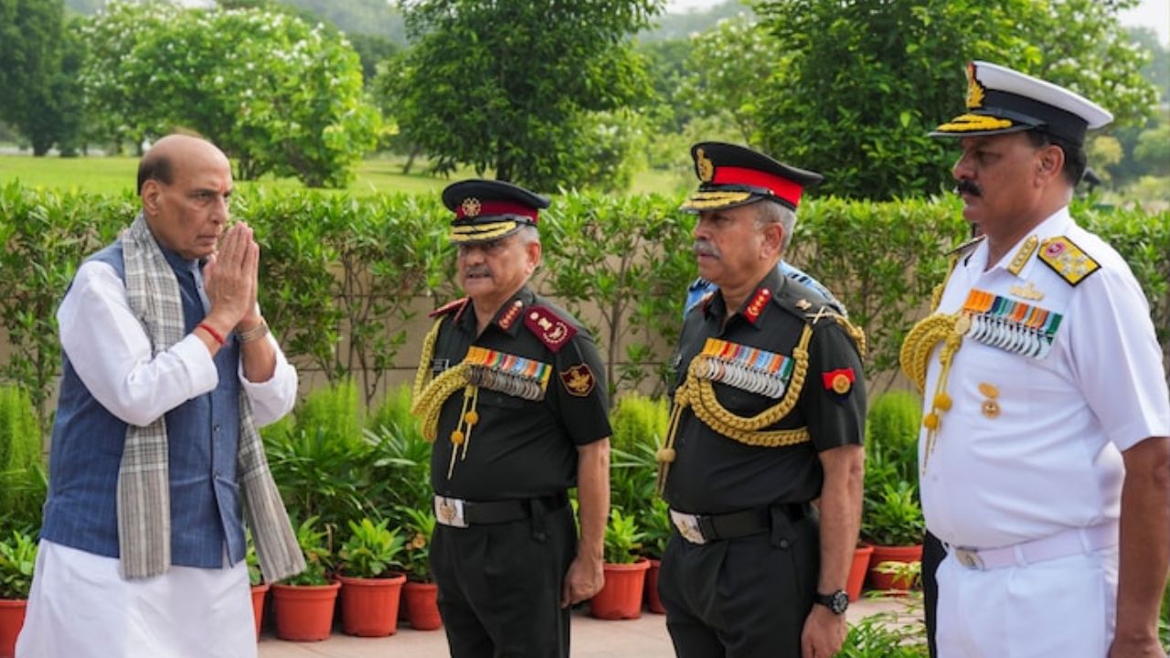 कारगिल विजय दिवस : रक्षा मंत्री राजनाथ सिंह और सेना प्रमुखों ने दी कारगिल के वीरों को श्रद्धांजलि