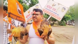 Beed News : कोंबड्या घ्या अन् पाणी द्या; पाणी प्रश्नासाठी&nbsp;मनसे नेत्याचं अनोखं आंदोलन..!!&nbsp;