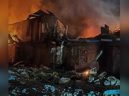 रूस ने यूक्रेन पर किया सबसे बड़ा हवाई हमला, दागीं 550 ड्रोन-मिसाइलें, 23 लोग जख्मी रूस ने यूक्रेन पर किया सबसे बड़ा हवाई हमला, दागीं 550 ड्रोन-मिसाइलें, 23 लोग जख्मी