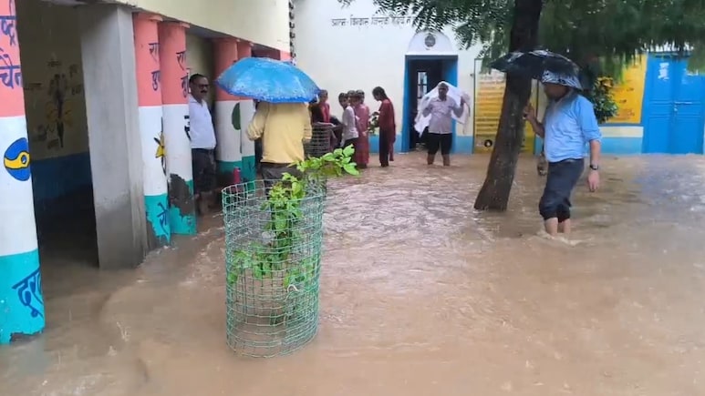 Rajasthan: सरकारी स्कूल बना तालाब, छात्राओं की पढ़ाई पर आफत, अभिभावक बोले- हम नहीं भेजेंगे