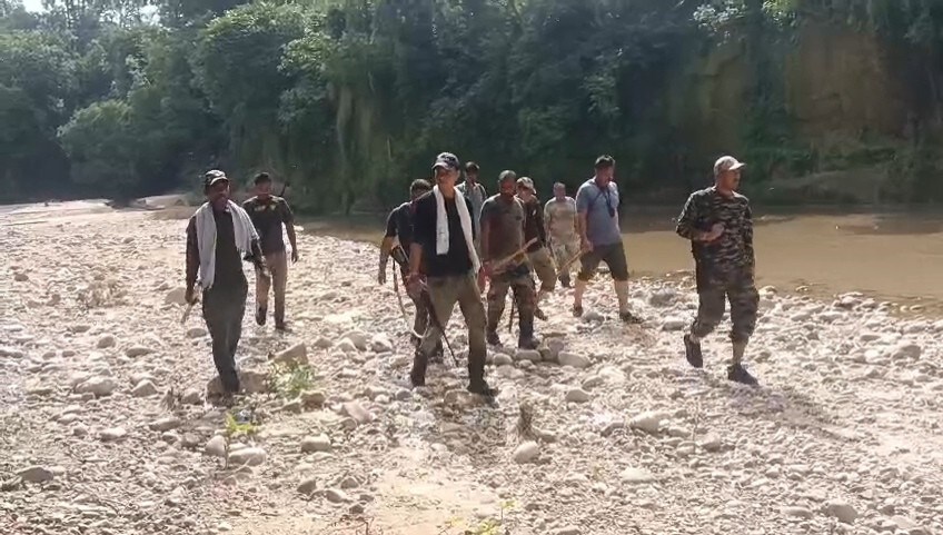पैदल गश्ती करते वन विभाग के कर्मी. पैदल गश्ती करते वन विभाग के कर्मी.