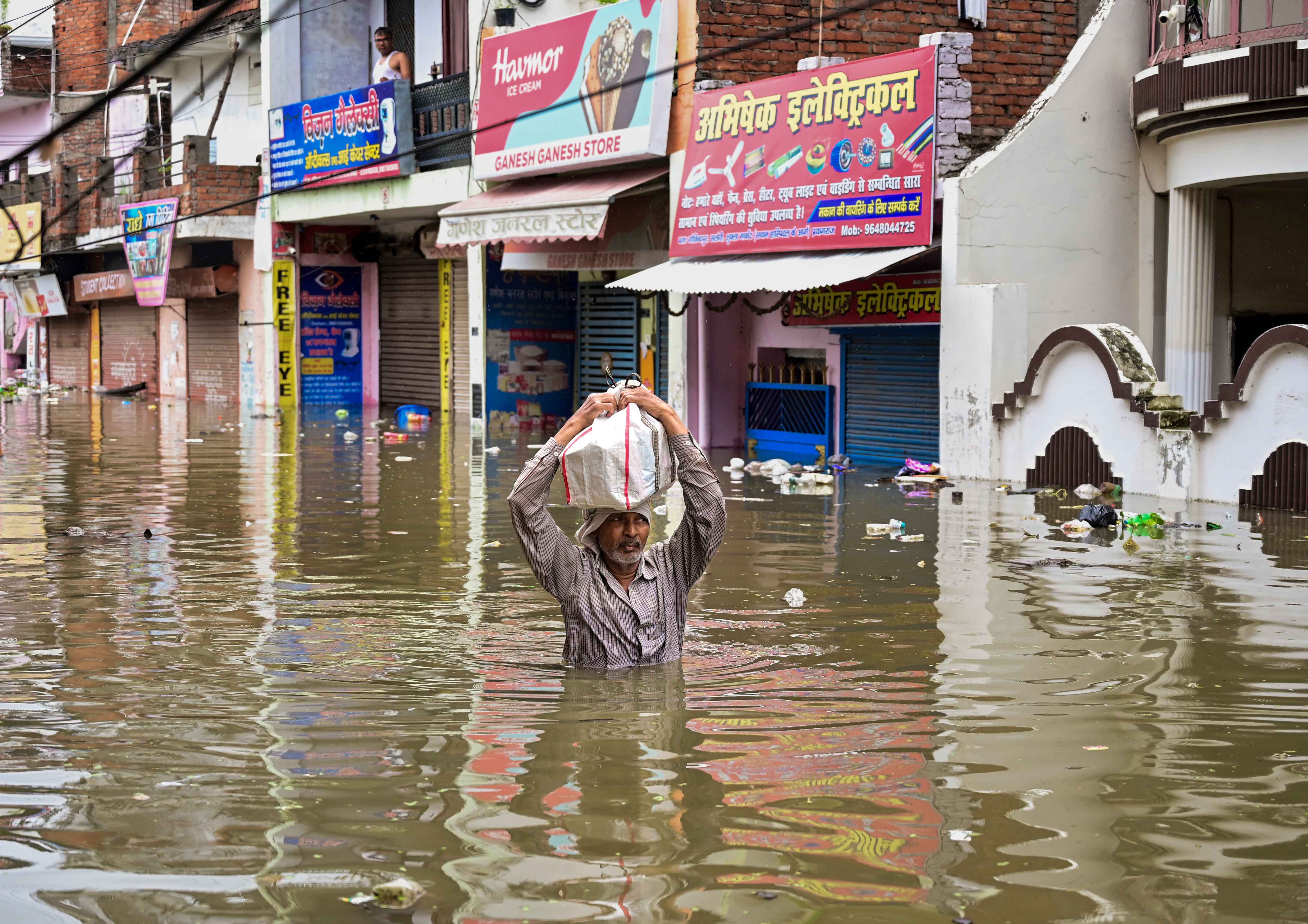 यूपी के 14 जिलों में बाढ़ से तबाही, 85 हजार लोग प्रभावित, वाराणसी-प्रयागराज के रिहायशी इलाकों में घुसा पानी