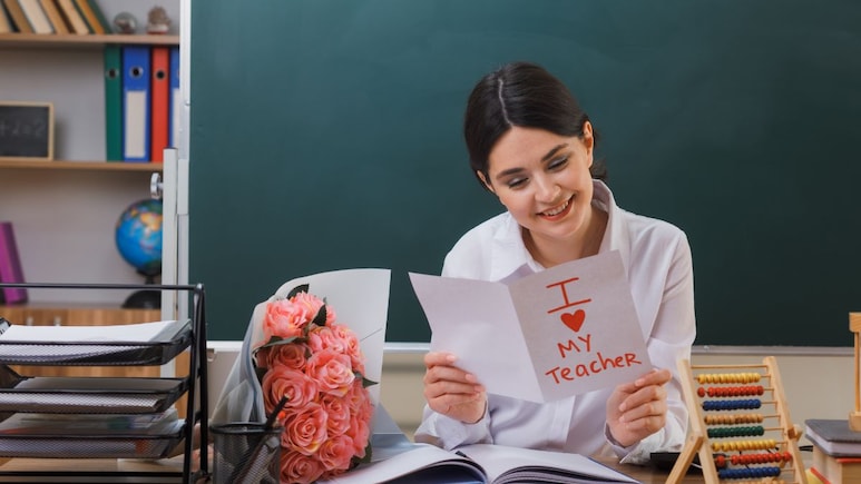 Teachers' Day 2025: शिक्षक दिवस पर गिफ्ट में देना चाहते हैं कुछ खास तो यहां से ले लीजिए आइडिया, खुश हो जाएंगे टीचर Teachers' Day 2025: शिक्षक दिवस पर गिफ्ट में देना चाहते हैं कुछ खास तो यहां से ले लीजिए आइडिया, खुश हो जाएंगे टीचर