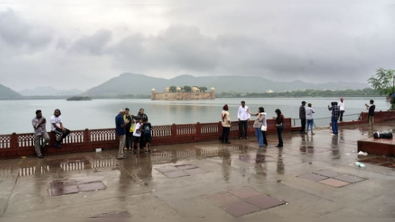 Weather Alert: राजस्थान में मेघगर्जन के साथ बारिश का कहर, जानें कब थमेगी बारिश; आया नया अलर्ट Weather Alert: राजस्थान में मेघगर्जन के साथ बारिश का कहर, जानें कब थमेगी बारिश; आया नया अलर्ट