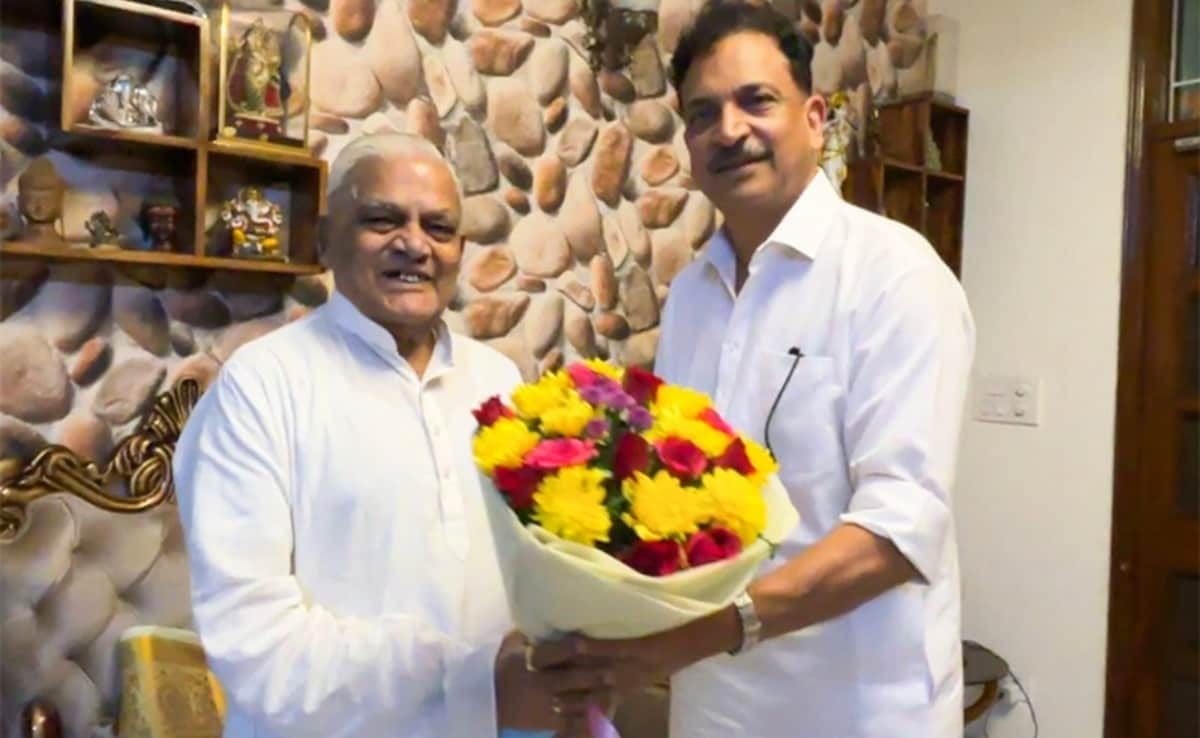 कांस्टीट्यूशन क्लब ऑफ इंडिया के सदस्य और बिहार के वरिष्ठ नेता शकुनी चौधरी का स्वागत करते राजीव प्रताप रूडी. कांस्टीट्यूशन क्लब ऑफ इंडिया के सदस्य और बिहार के वरिष्ठ नेता शकुनी चौधरी का स्वागत करते राजीव प्रताप रूडी.