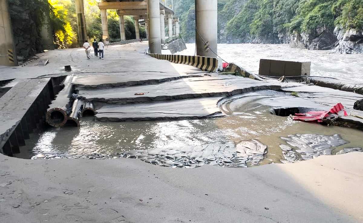 भारी बारिश के चलते हाइवे की हुई यह हालत भारी बारिश के चलते हाइवे की हुई यह हालत