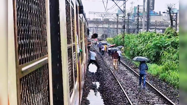 Mumbai Local Train Effected : पावसाचा फटका; घाटकोपर ते कुर्लामधील मार्गावरील वाहतूक ठप्प, प्रवाशांचे हाल