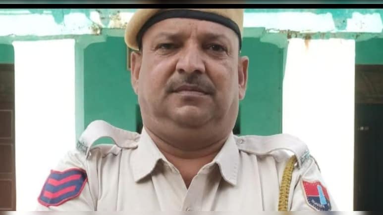 ज्वेलर की थाने में मौत पर सस्पेंड होते ही हेड कांस्टेबल को हार्ट अटैक, तोड़ा दम; परिजनों का हंगामा ज्वेलर की थाने में मौत पर सस्पेंड होते ही हेड कांस्टेबल को हार्ट अटैक, तोड़ा दम; परिजनों का हंगामा