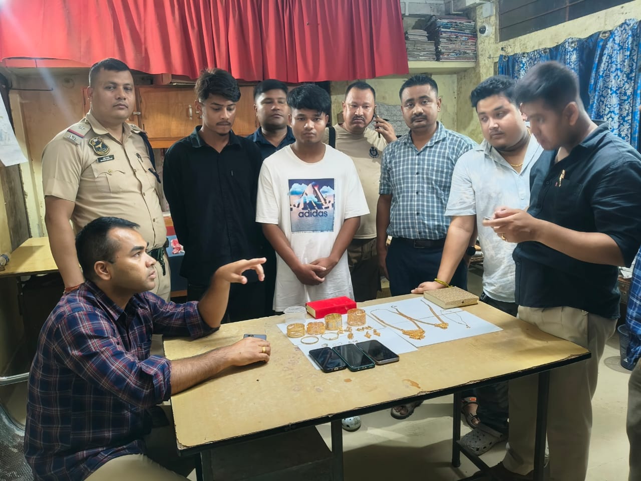 कारोबारी उत्तम गोगोई की हत्या के आरोप में गिरफ्तार दोनों युवक और उनके घर से चोरी हुए जेवर. कारोबारी उत्तम गोगोई की हत्या के आरोप में गिरफ्तार दोनों युवक और उनके घर से चोरी हुए जेवर.