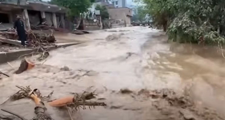 पाकिस्तान में बाढ़ से हाहाकार....अबतक 800 से ज्यादा लोगों की मौत, तबाही का वीडियो देख रह जाएंगे दंग