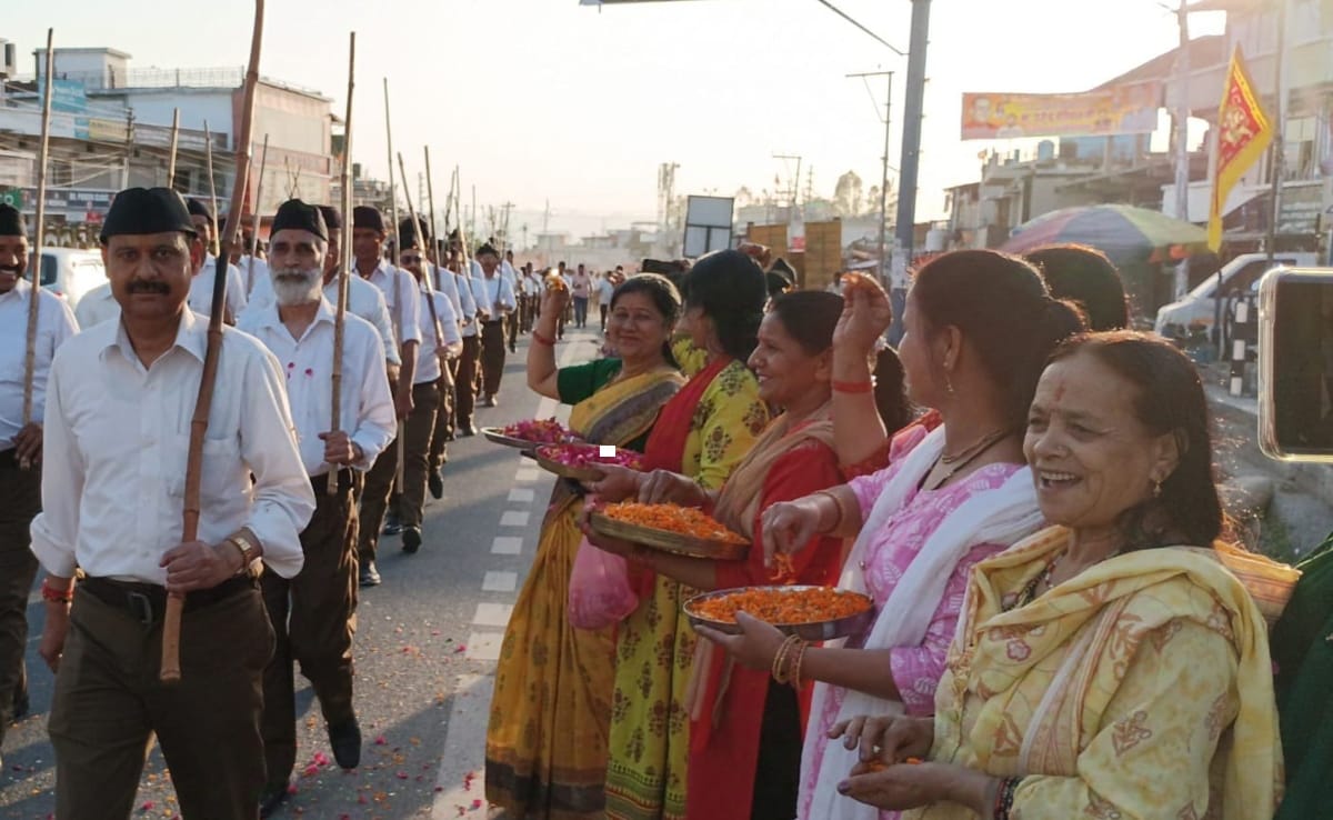 उत्तराखंड में आरएसएस के स्वयंसेवकों पर फूल बरसाती महिलाएं. उत्तराखंड में आरएसएस के स्वयंसेवकों पर फूल बरसाती महिलाएं.