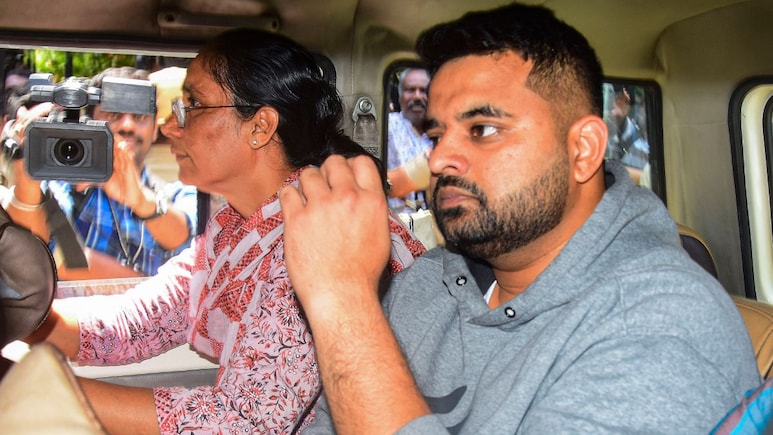 Prajwal Revanna: माजी पंतप्रधानांच्या नातवाला जन्मठेपेची शिक्षा! कोर्टाचा मोठा निर्णय Prajwal Revanna: माजी पंतप्रधानांच्या नातवाला जन्मठेपेची शिक्षा! कोर्टाचा मोठा निर्णय