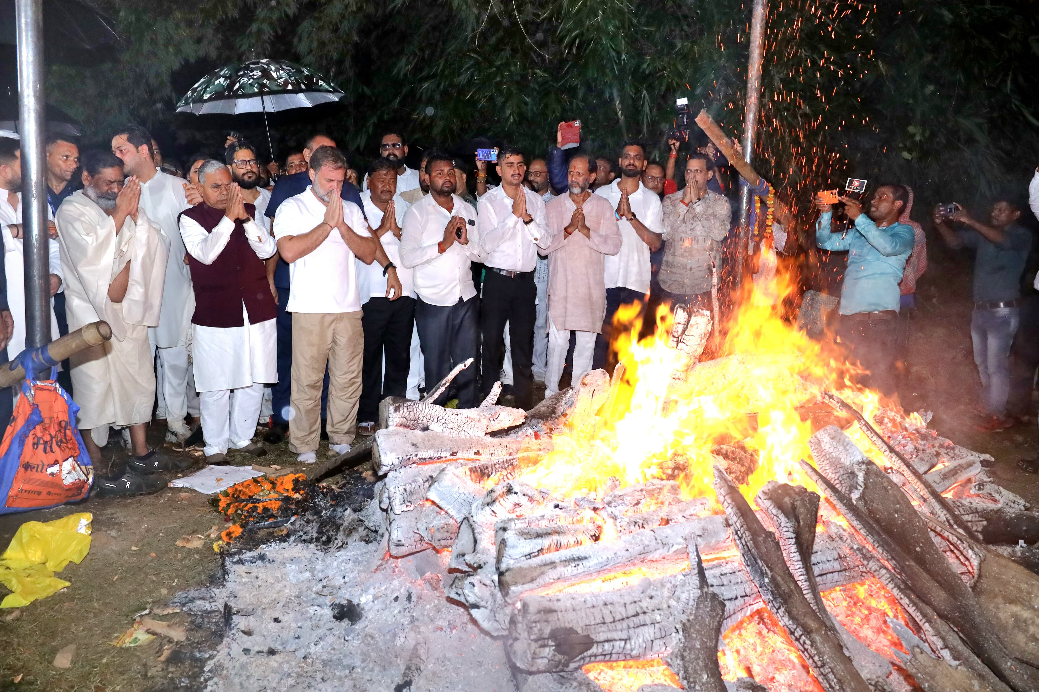 पंचतत्व में विलीन हुए शिबू सोरेन, बेटे हेमंत ने दी मुखाग्नि, राहुल-तेजस्वी भी श्रद्धांजलि देने नेमरा पहुंचे