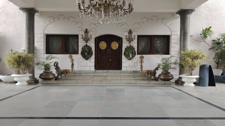 Surguja Royal Palace: सरगुजा राज घराने से पीतल का कीमती हाथी चोरी; CCTV में घटना कैद Surguja Royal Palace: सरगुजा राज घराने से पीतल का कीमती हाथी चोरी; CCTV में घटना कैद