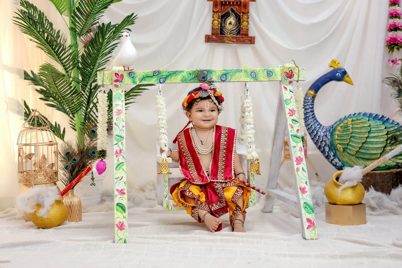 Krishna Janmashtami 2025: इस जन्माष्टमी अपने लाडले को दें कान्हा वाला परफेक्ट लुक, सबकी नज़रें थम जाएंगी