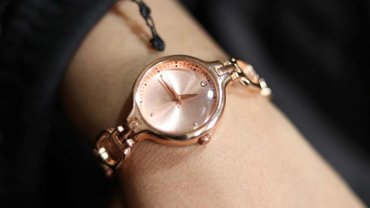 Shop stunning rose gold watches for women on Myntra