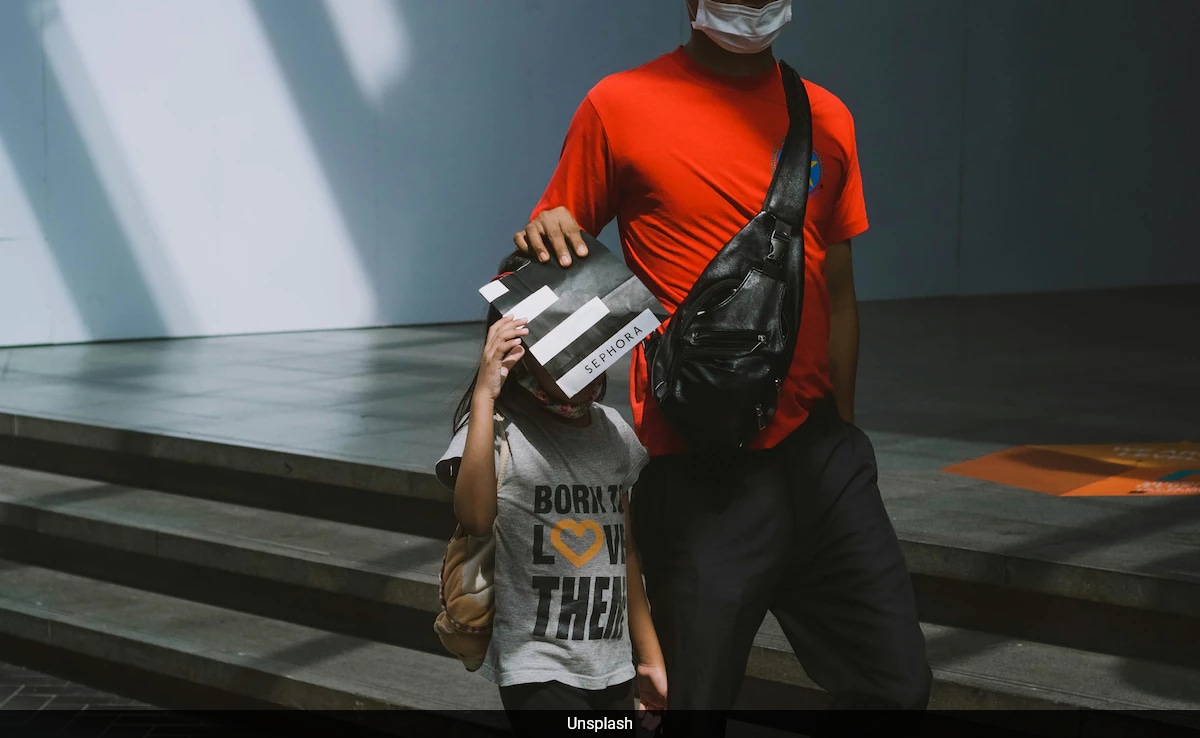 Предполага се, че родителите се изхвърлят на 10-годишна възраст на летището в Испания, полет на борда до ваканция 