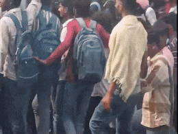 बिहार में चमत्कार! ट्रैक पर गिरीं 2 लड़कियां कुछ ऐसी लेटीं कि ट्रेन गुजरी पर बच गई जान, देखें वीडियो बिहार में चमत्कार! ट्रैक पर गिरीं 2 लड़कियां कुछ ऐसी लेटीं कि ट्रेन गुजरी पर बच गई जान, देखें वीडियो