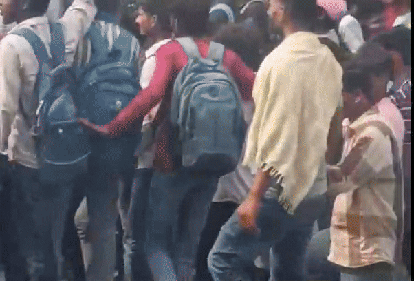 बिहार में चमत्कार! ट्रैक पर गिरीं 2 लड़कियां कुछ ऐसी लेटीं कि ट्रेन गुजरी पर बच गई जान, देखें वीडियो