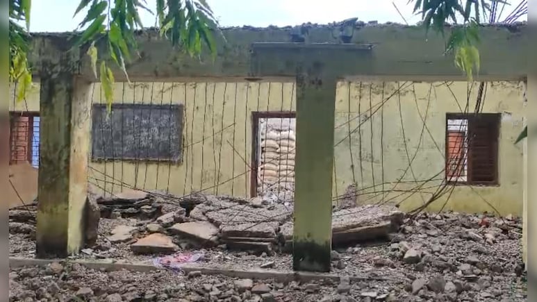 बालोद में बड़ा हादसा: सरकारी स्कूल की छत गिरने से 6 मजदूर घायल, अधिकारियों की लापरवाही आई सामने
